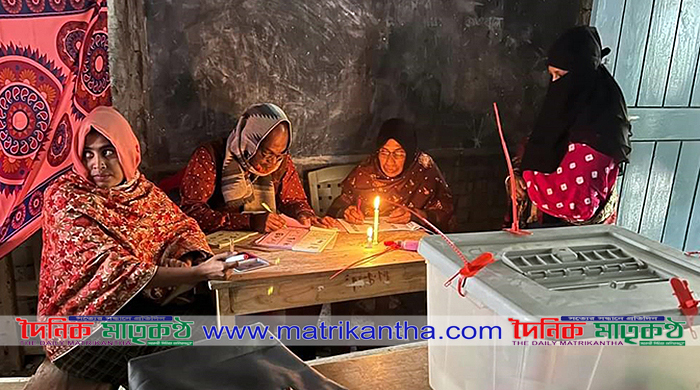 পাংশার কসবামাজাইল ইউপির নির্বাচনে একটি কেন্দ্রে মোমবাতির আলোয় ভোট গ্রহণ